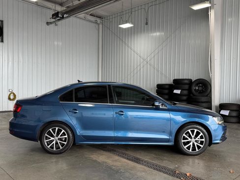 Used 2017 Volkswagen Jetta SE FWD image 2