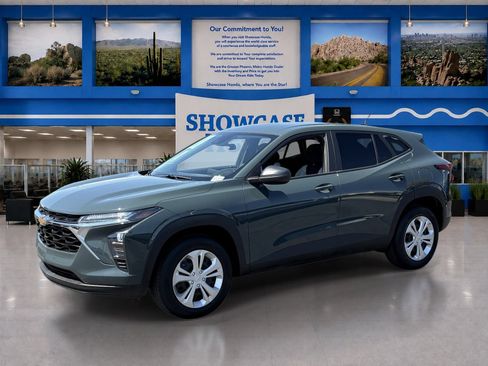 Used 2026 Chevrolet Trax LS FWD image 2