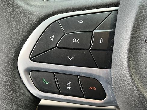 Used 2023 Chrysler Pacifica Touring-L image 31