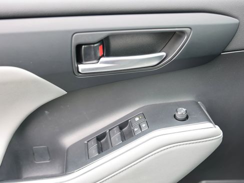 Used 2023 Toyota Highlander XLE AWD/4WD image 39