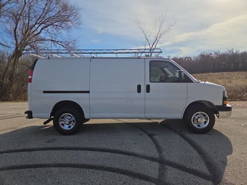 Used 2019 Chevrolet Express 3500 w/ Driver Convenience Package image 7
