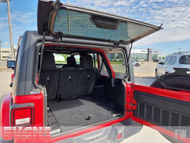 Used 2019 Jeep Wrangler Unlimited Sahara AWD/4WD image 32