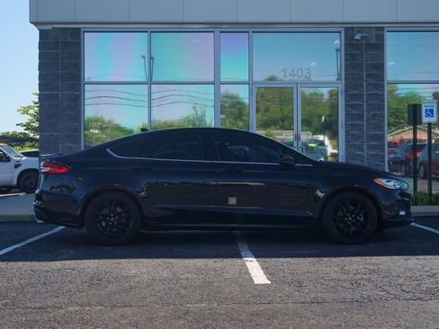 Used 2019 Ford Fusion SE w/ Equipment Group 151A FWD image 2