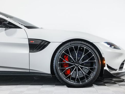 Used 2023 Aston Martin V8 Vantage Coupe RWD image 3