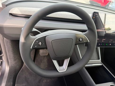 Used 2026 Tesla Model Y 2WD image 11