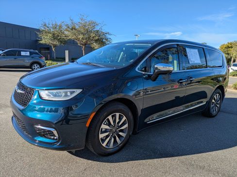 Used 2023 Chrysler Pacifica Limited image 8