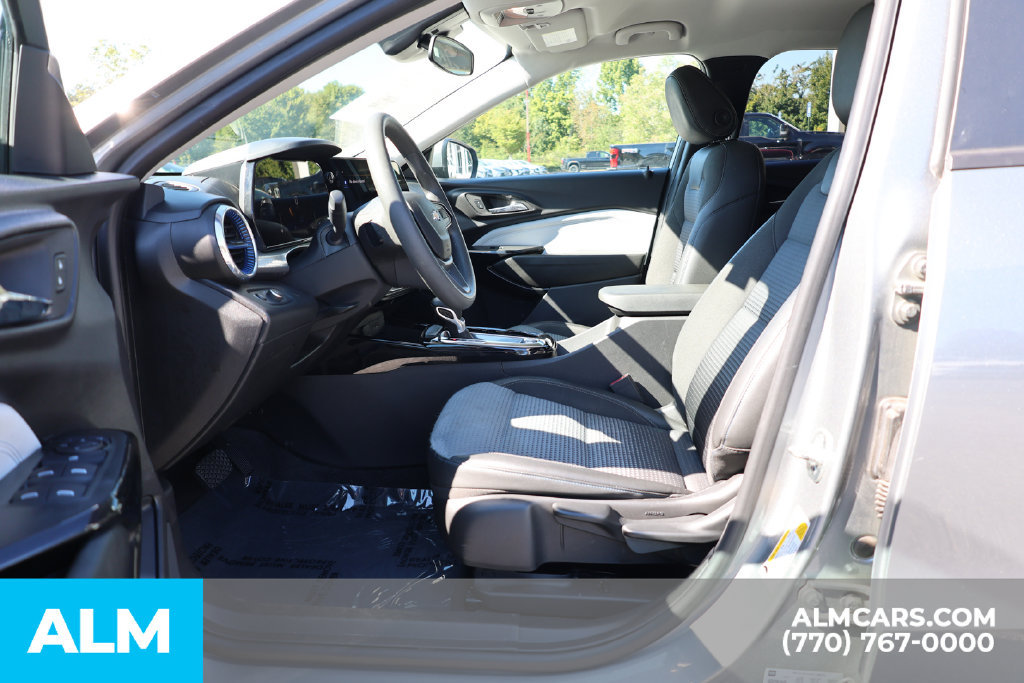 Used 2025 Chevrolet Trax LT FWD image 17