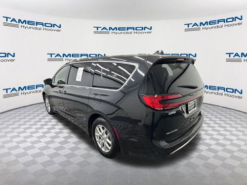 Used 2023 Chrysler Pacifica Touring-L FWD image 3