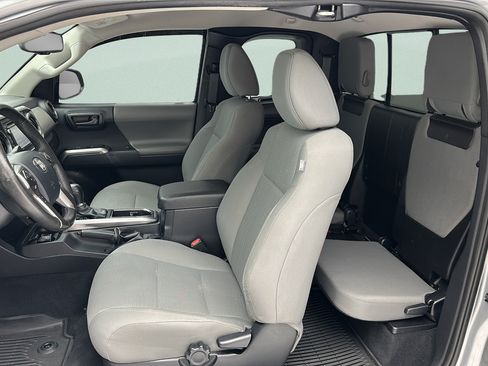 Used 2018 Toyota Tacoma SR5 AWD/4WD image 13