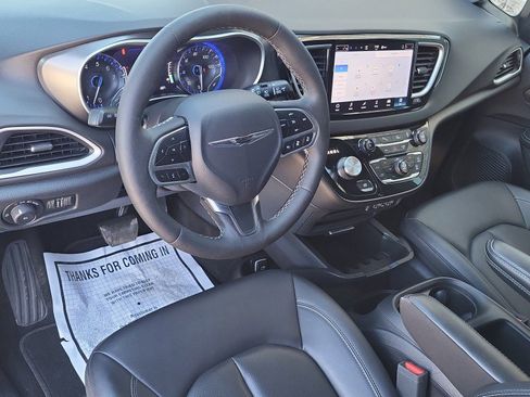 Used 2025 Chrysler Pacifica Select image 18