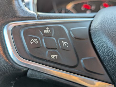 Used 2019 Chevrolet Equinox LT w/ Sun & Navigation Package image 17
