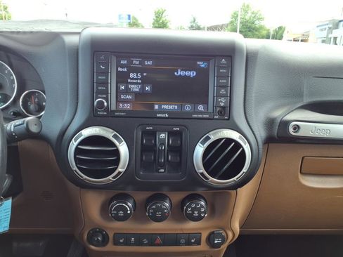 Used 2018 Jeep Wrangler Unlimited Sahara w/ Connectivity Group image 15