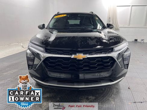 Used 2025 Chevrolet Trax LT w/ LT Convenience Package image 2