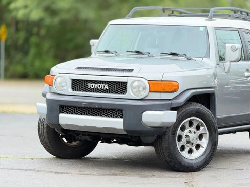 Used 2011 Toyota FJ Cruiser 4WD w/ Upgrade Pkg image 2