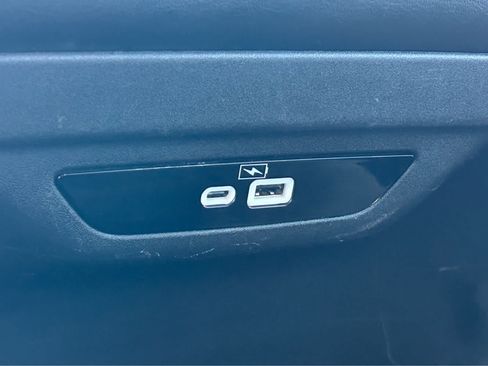 Used 2023 Chrysler Pacifica Touring-L FWD image 17