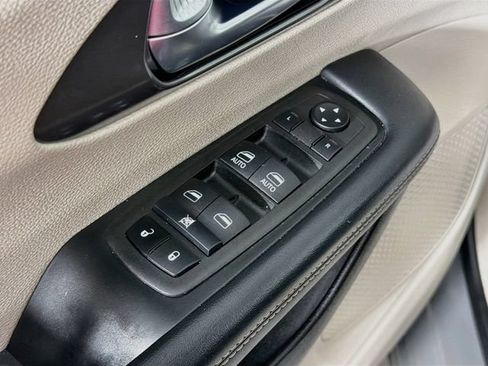 Used 2023 Chrysler Pacifica Touring-L FWD image 17