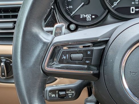 Certified 2023 Porsche Macan AWD/4WD image 8