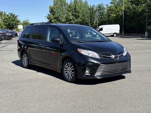 Used 2018 Toyota Sienna XLE w/ XLE Navigation Package FWD image 1