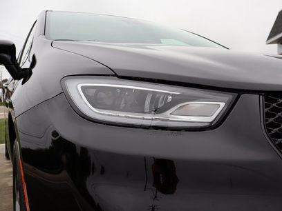 New 2026 Chrysler Pacifica Limited w/ Uconnect Theater Family Group