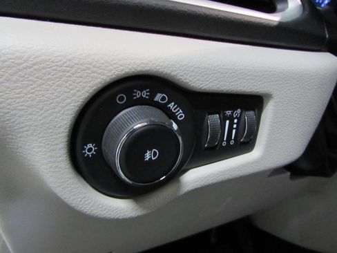 Used 2023 Chrysler Pacifica Touring-L FWD image 23