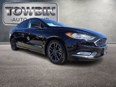 Used 2018 Ford Fusion SE w/ Equipment Group 201A FWD image 2