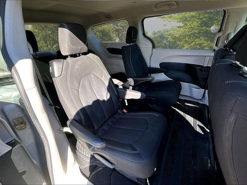 Used 2023 Chrysler Voyager LX image 26
