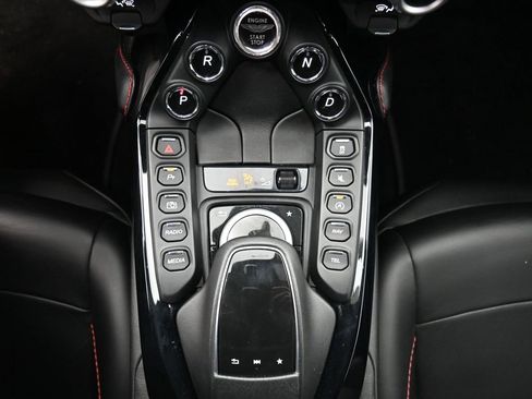 Used 2021 Aston Martin V8 Vantage Coupe image 17