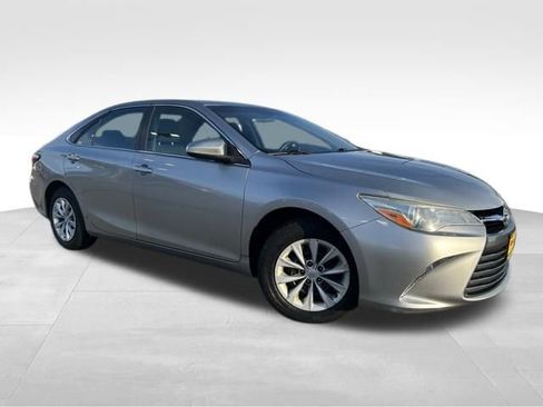 Used 2016 Toyota Camry LE image 1