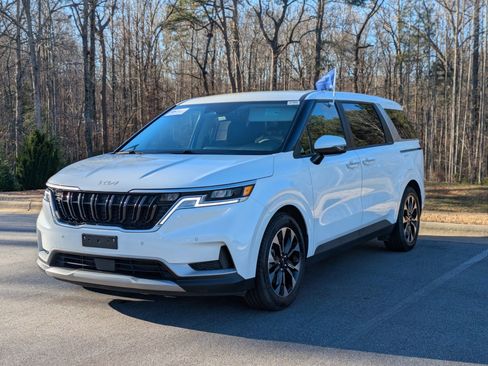 Used 2024 Kia Carnival EX image 6