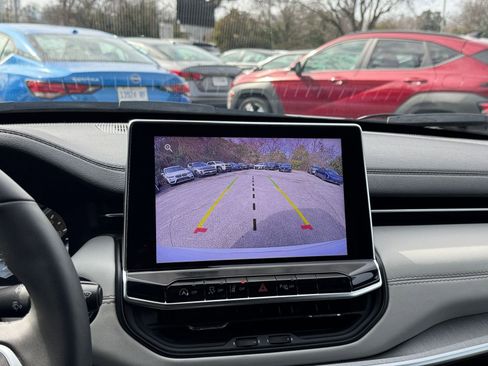 Used 2025 Jeep Compass Limited image 17