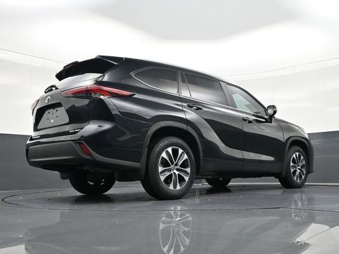 Used 2024 Toyota Highlander XLE image 28