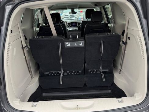 Used 2017 Chrysler Pacifica Touring-L FWD image 8