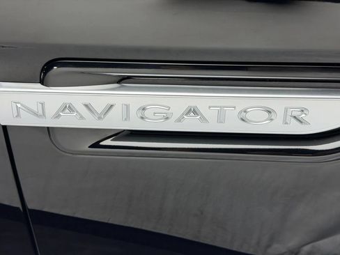 Used 2018 Lincoln Navigator Select AWD/4WD image 9
