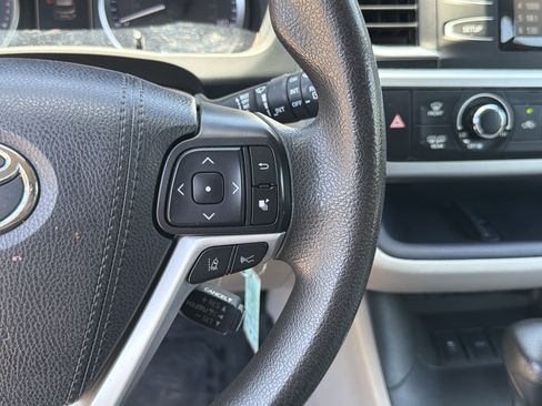 Used 2019 Toyota Highlander LE FWD image 25