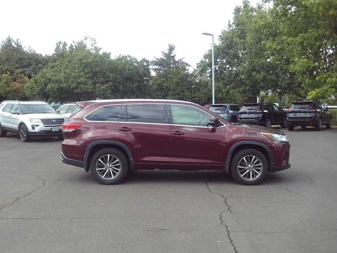 Used 2017 Toyota Highlander XLE AWD/4WD image 6