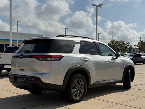 Used 2025 Nissan Pathfinder SV FWD image 4