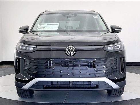 New 2026 Volkswagen Tiguan SE image 3