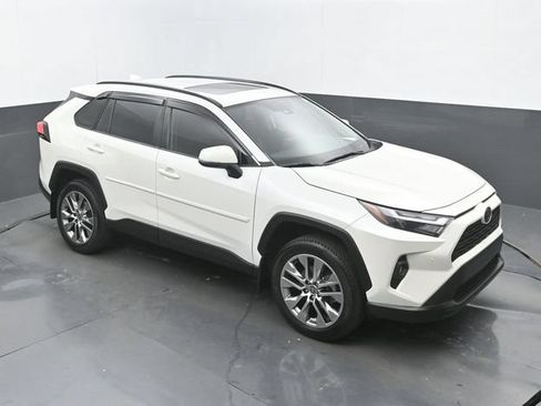 Used 2022 Toyota RAV4 XLE Premium AWD/4WD image 29
