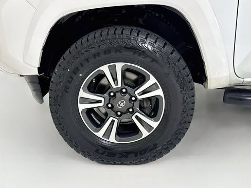 Used 2017 Toyota Tacoma TRD Sport AWD/4WD image 32