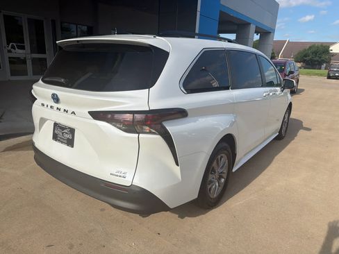 Used 2024 Toyota Sienna XLE w/ XLE Plus Package FWD image 6