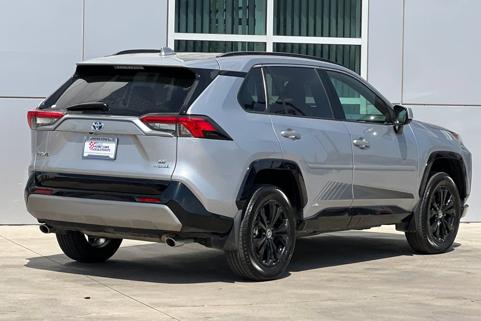 Used 2022 Toyota RAV4 SE w/ Convenience Package AWD/4WD image 4