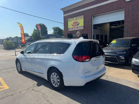 Used 2017 Chrysler Pacifica Touring-L FWD image 3