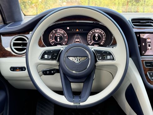 Used 2024 Bentley Bentayga image 15