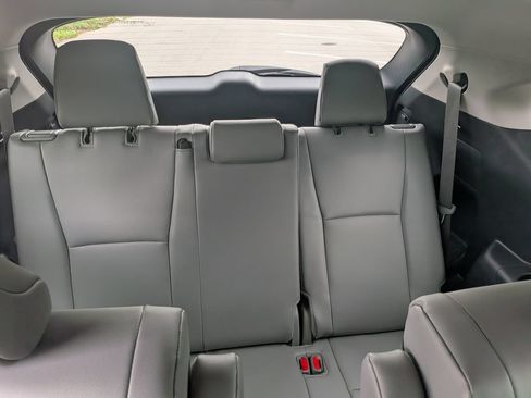 Used 2025 Toyota Highlander XLE FWD image 30
