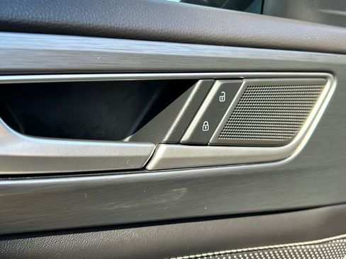 Certified 2025 Volkswagen Atlas Cross Sport SE image 26