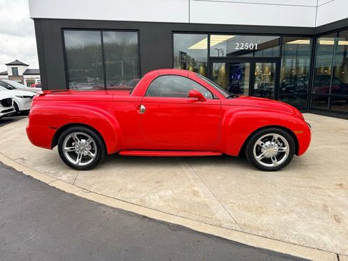 Used 2004 Chevrolet SSR w/ Preferred Equipment Group RWD image 5
