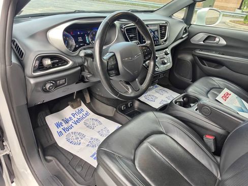 Used 2020 Chrysler Pacifica Touring-L Plus FWD image 13