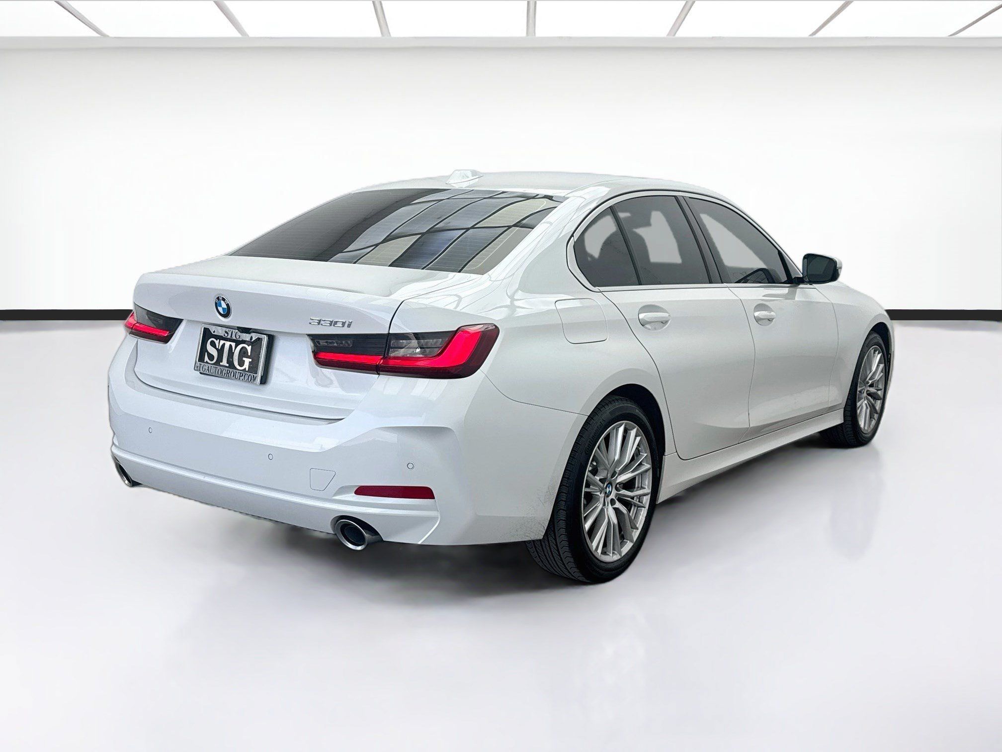 Used 2024 BMW 330i Sedan w/ Convenience Package RWD image 4