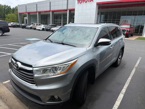 Used 2014 Toyota Highlander XLE FWD image 3