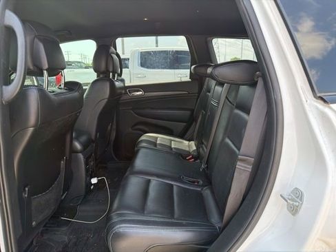 Used 2019 Jeep Grand Cherokee Laredo AWD/4WD image 9
